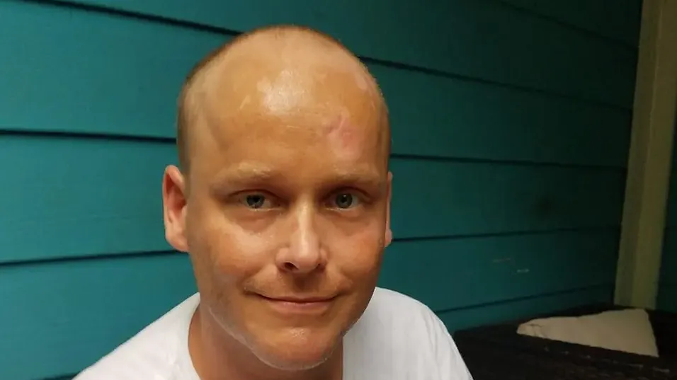 吃完牛扒突昏迷！冷血店員誤認為流浪漢抬出店外　34歲漢隔天身亡