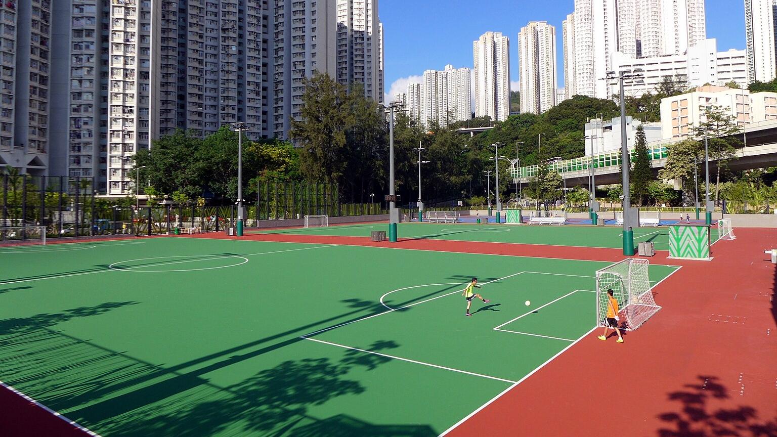 男子觀塘踢波疑因控球權爭執，被8男持刀棍襲擊（維基百科/資料圖片）