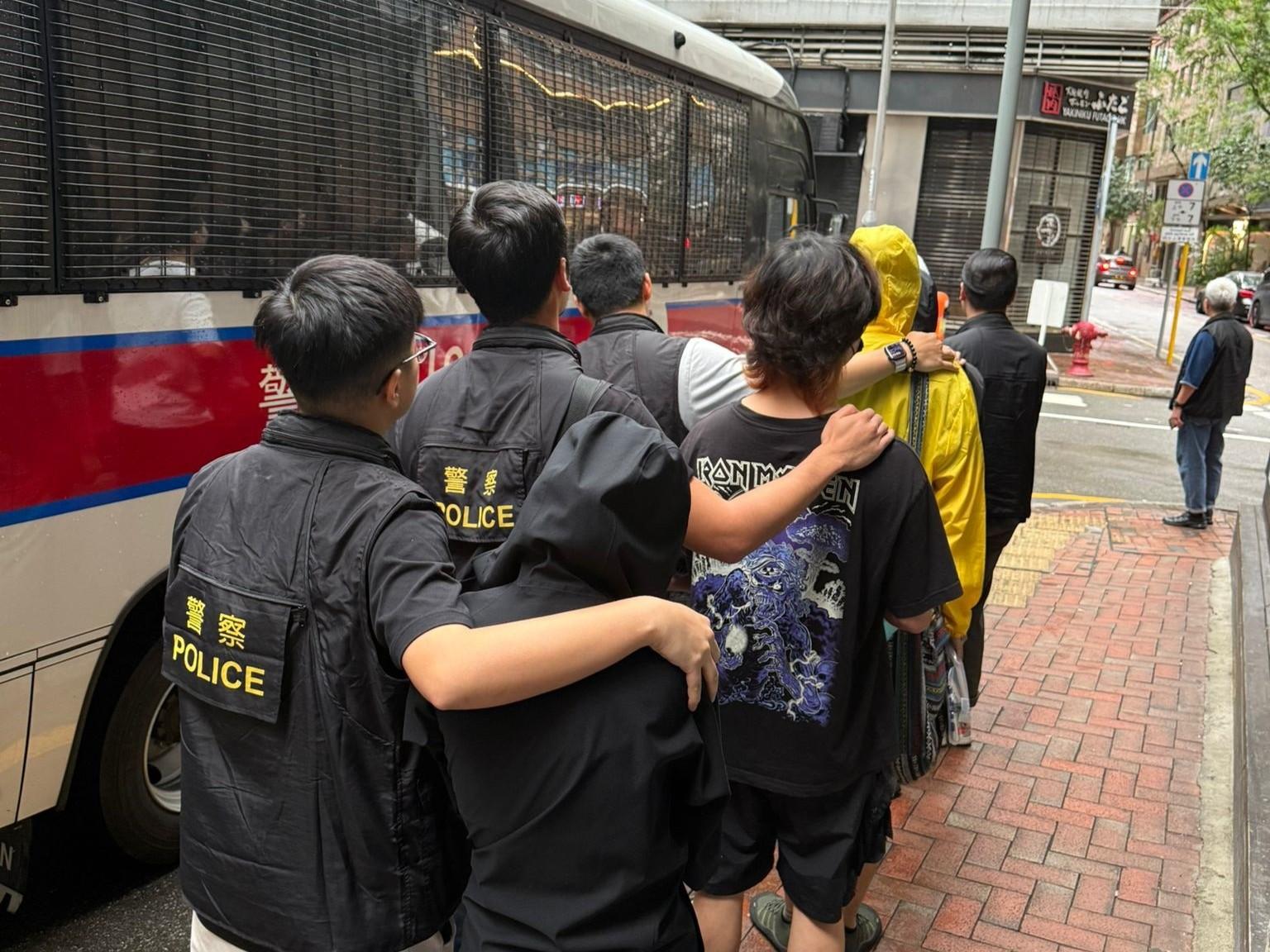 警尖沙咀酒吧檢130萬元毒品伸縮棍，5名職員被捕。(警方圖片)