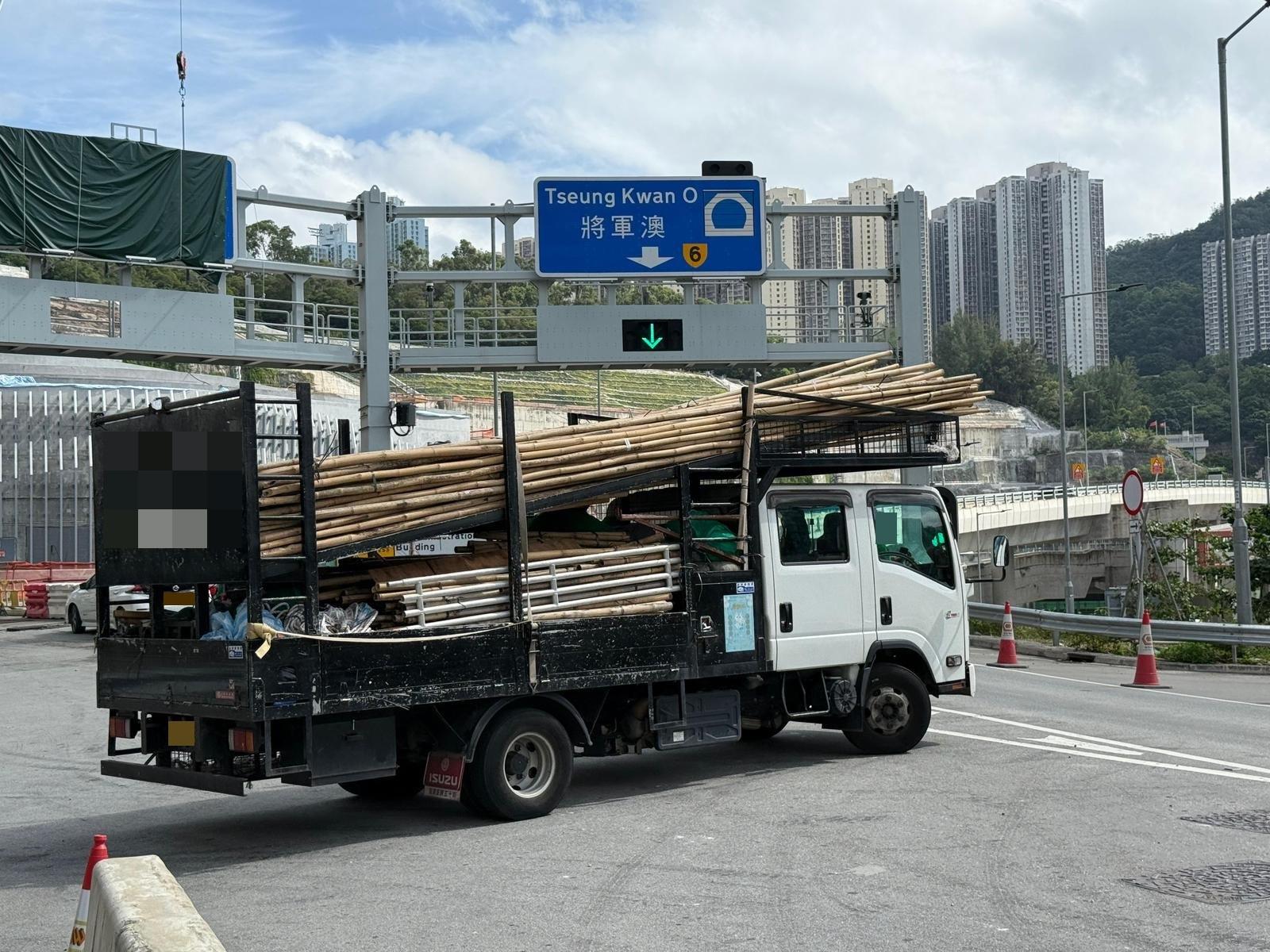 警東九龍打擊貨車超載，發59個口頭警告29張定額罰款告票。(警方圖片)