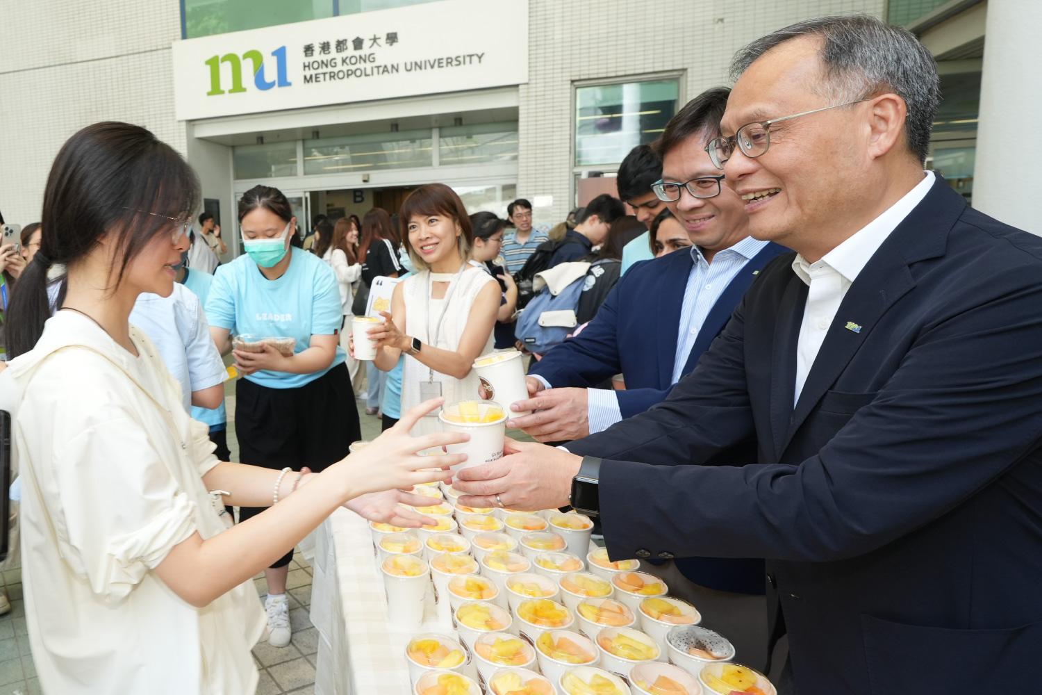 都大校長林群聲、副校長(研究及拓展)郭予光及學生事務長温滴霖，今天午飯時間在正校園歡迎學生回到校園，並為他們送上鮮 果杯，一同迎接豐盛新學年。