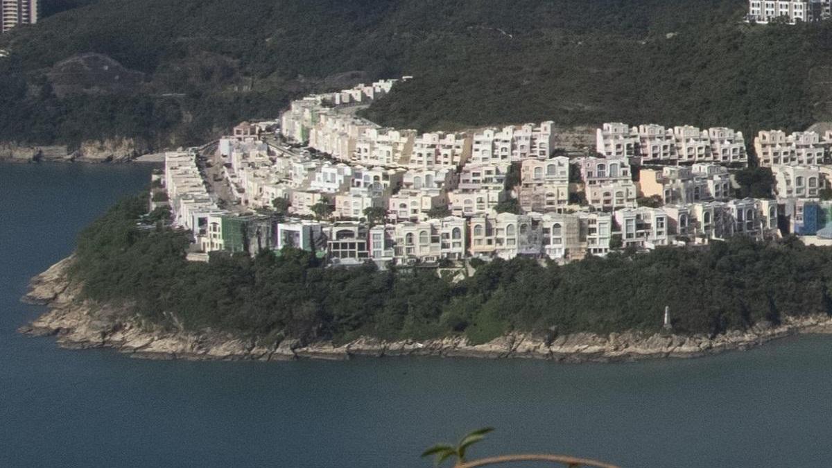 消息指，由陳樹渠家族成員持有的大潭紅山半島洋房，最新以7,000萬元易手，35年帳面勁賺6,290萬元。(資料圖片)