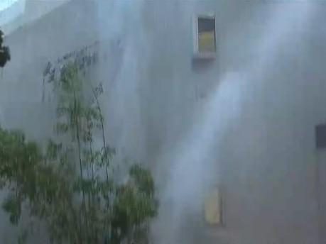 灣仔演藝學院爆水管，射出10米高水柱。(無綫新聞截圖)