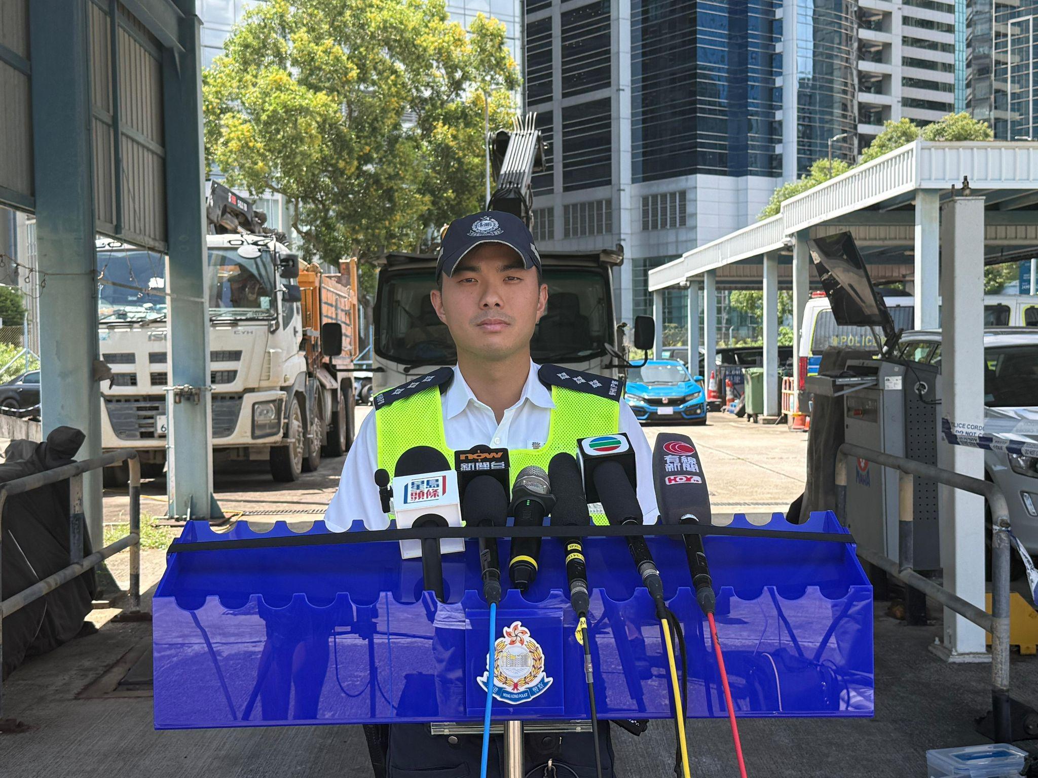 警港島放蛇打擊白牌車拘兩司機，扣Benz及Tesla私家車。