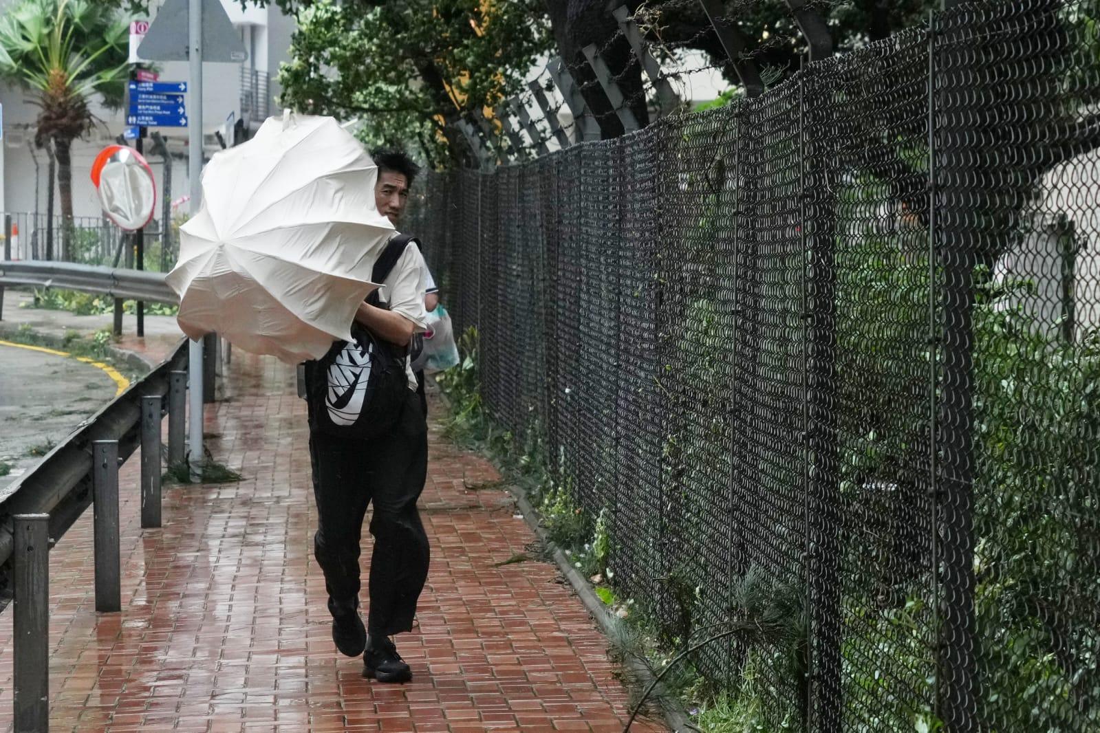 梁榮武指，塔巴雨帶相當有組織，中心風力不弱。