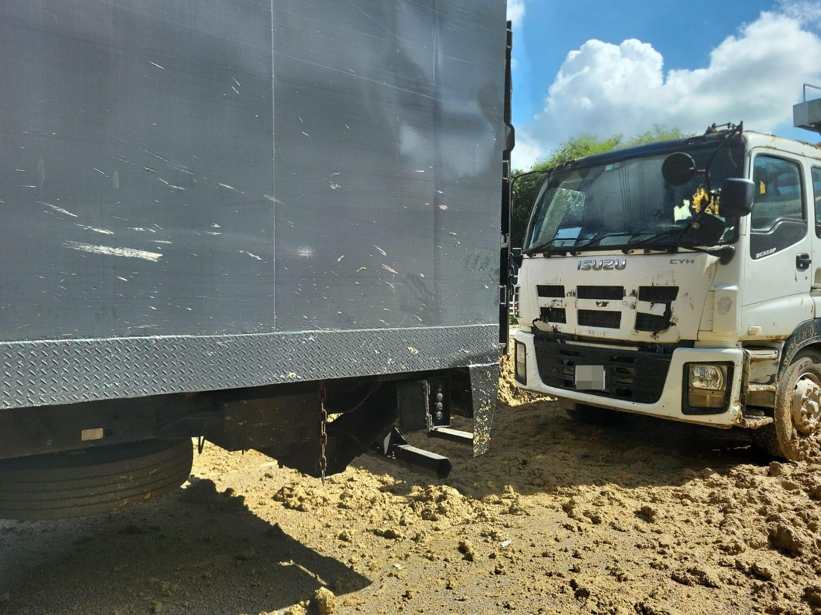 元朗公路泥頭車撞貨櫃車，警助清理瀉地沙泥。(馬路的事 (即時交通資訊台)Facebook)
