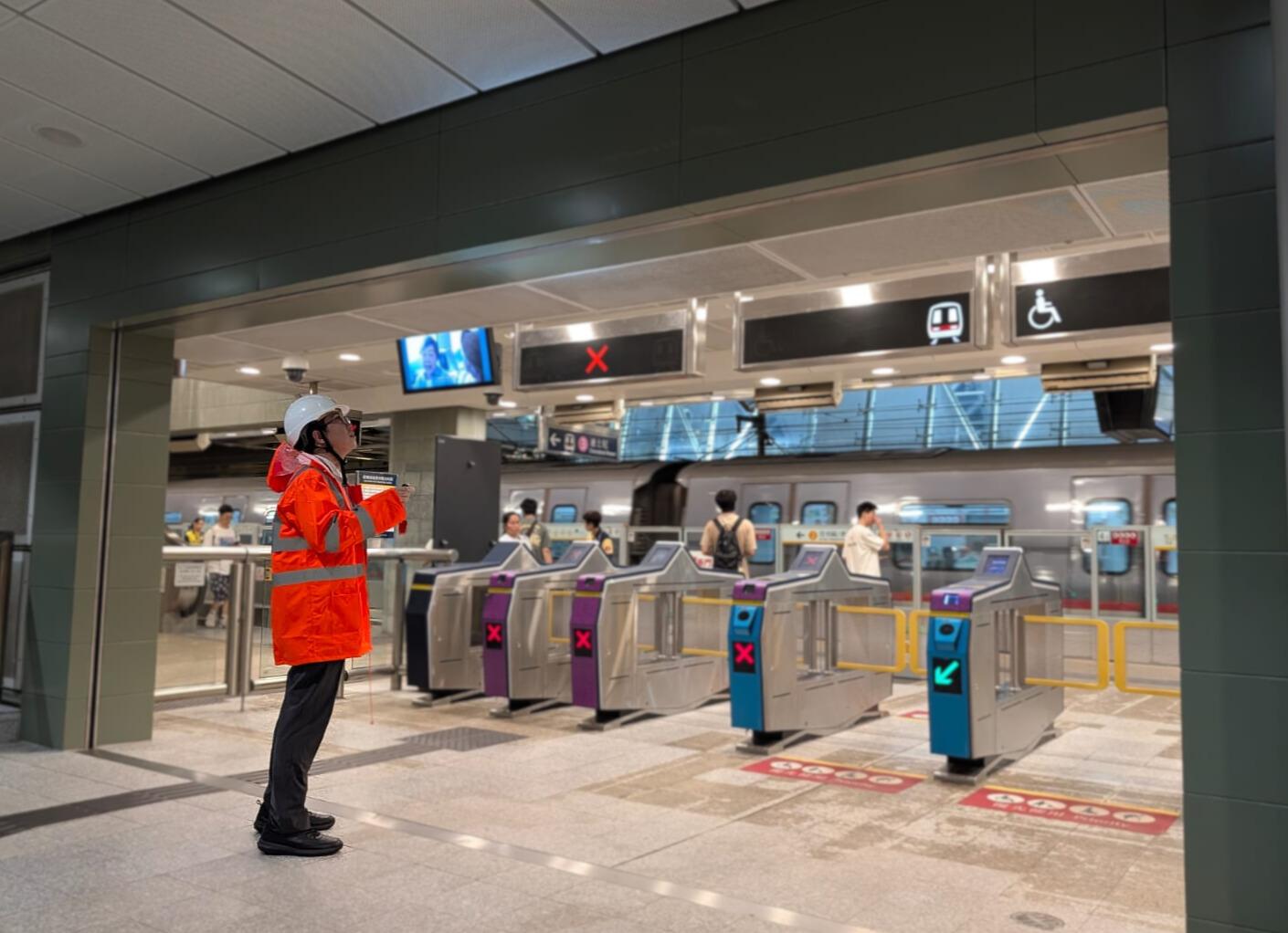 港鐵表示，颱風期間所有車站在服務時間盡量維持開放。