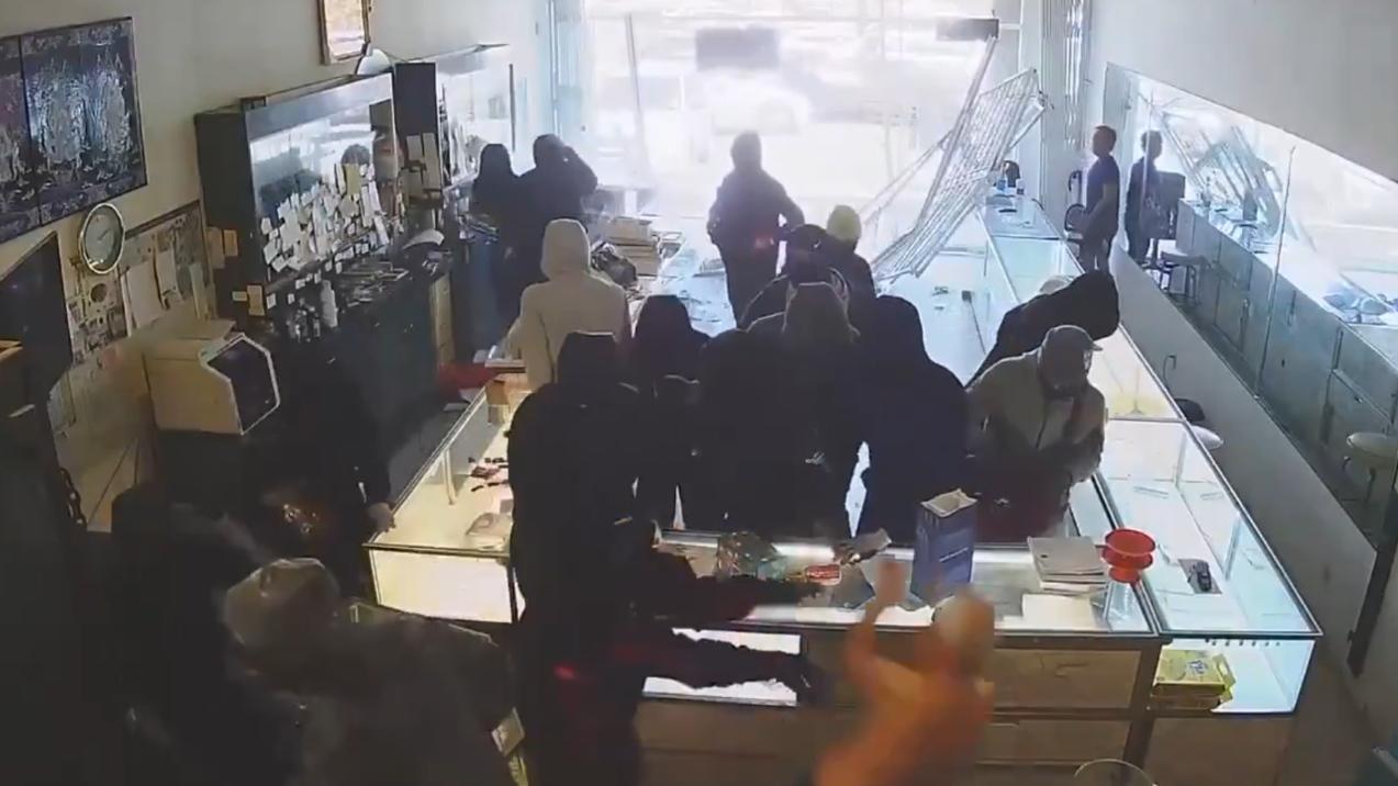 美國加州傳珠寶店劫案　10多名蒙面劫匪撞門扑櫃檯老闆當場中風