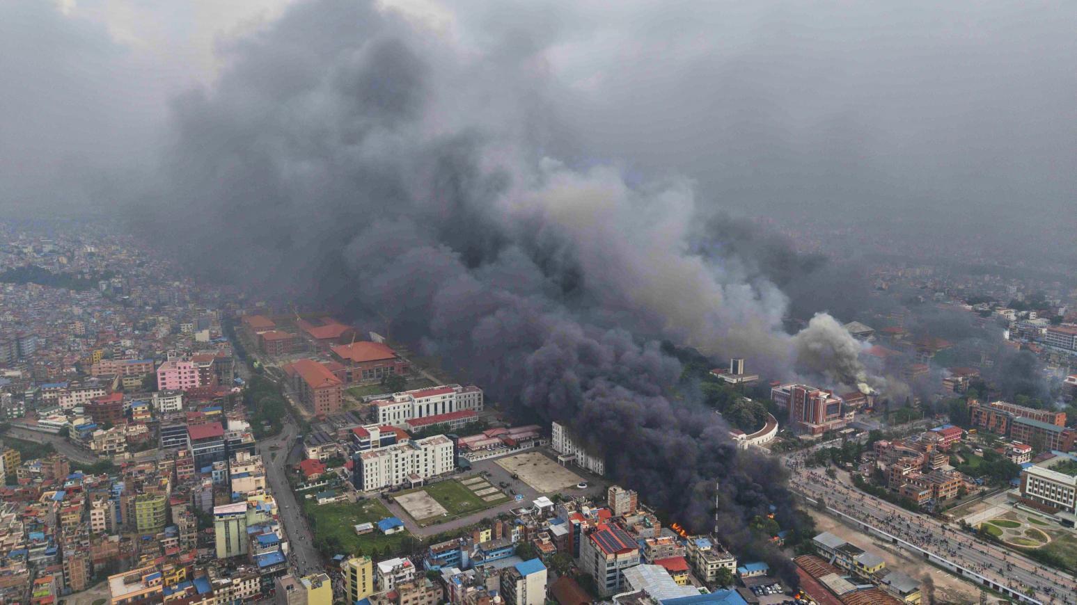 尼泊爾示威，市區多處遭縱火。（圖／美聯社）