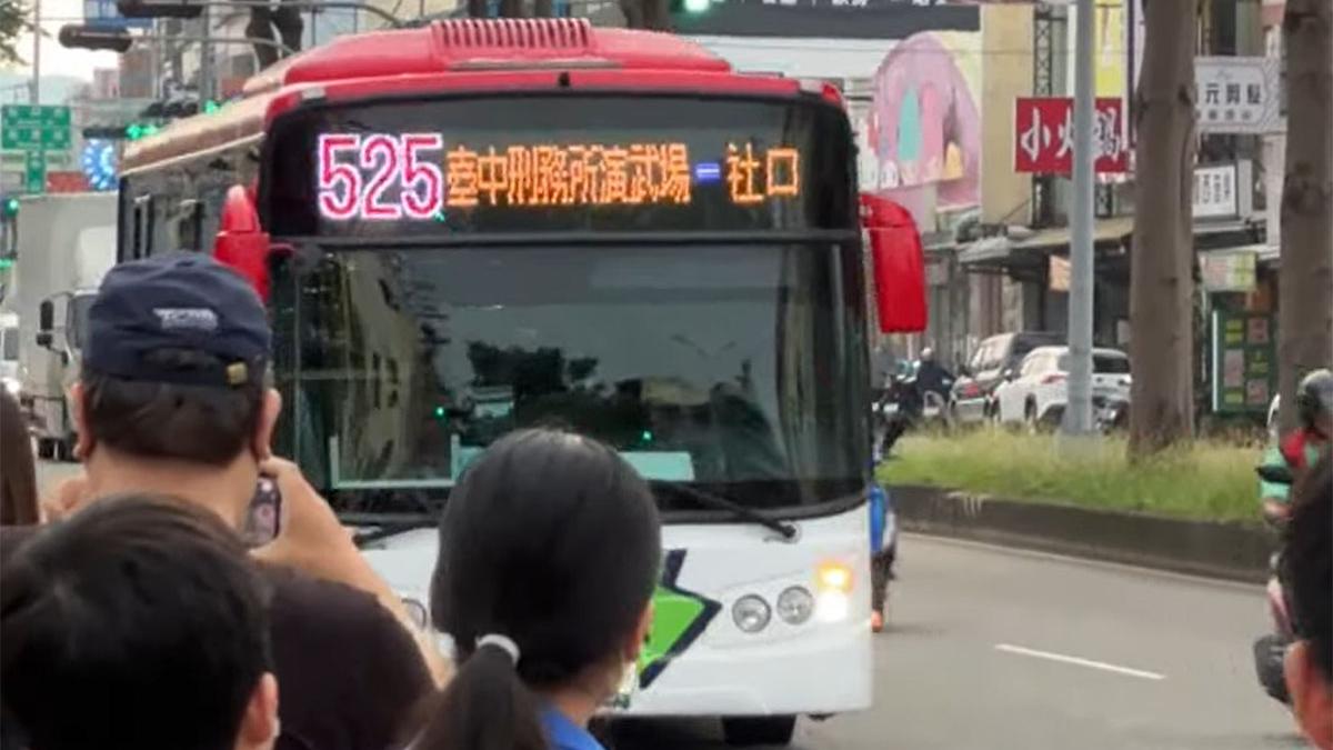 525線巴士途經不少台中名校，有很多學生乘搭。(華視新聞截圖)