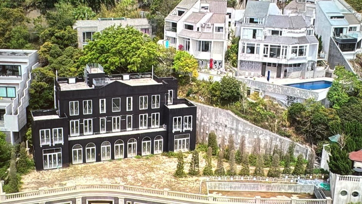 消息指，原為債主的東亞銀行，以7.9億元購入由陳紅天持有的山頂歌賦山道豪宅屋地，由債主變業主。(資料圖片)