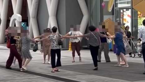 將軍澳街頭10名大媽圍圈跳舞(Threads影片截圖)