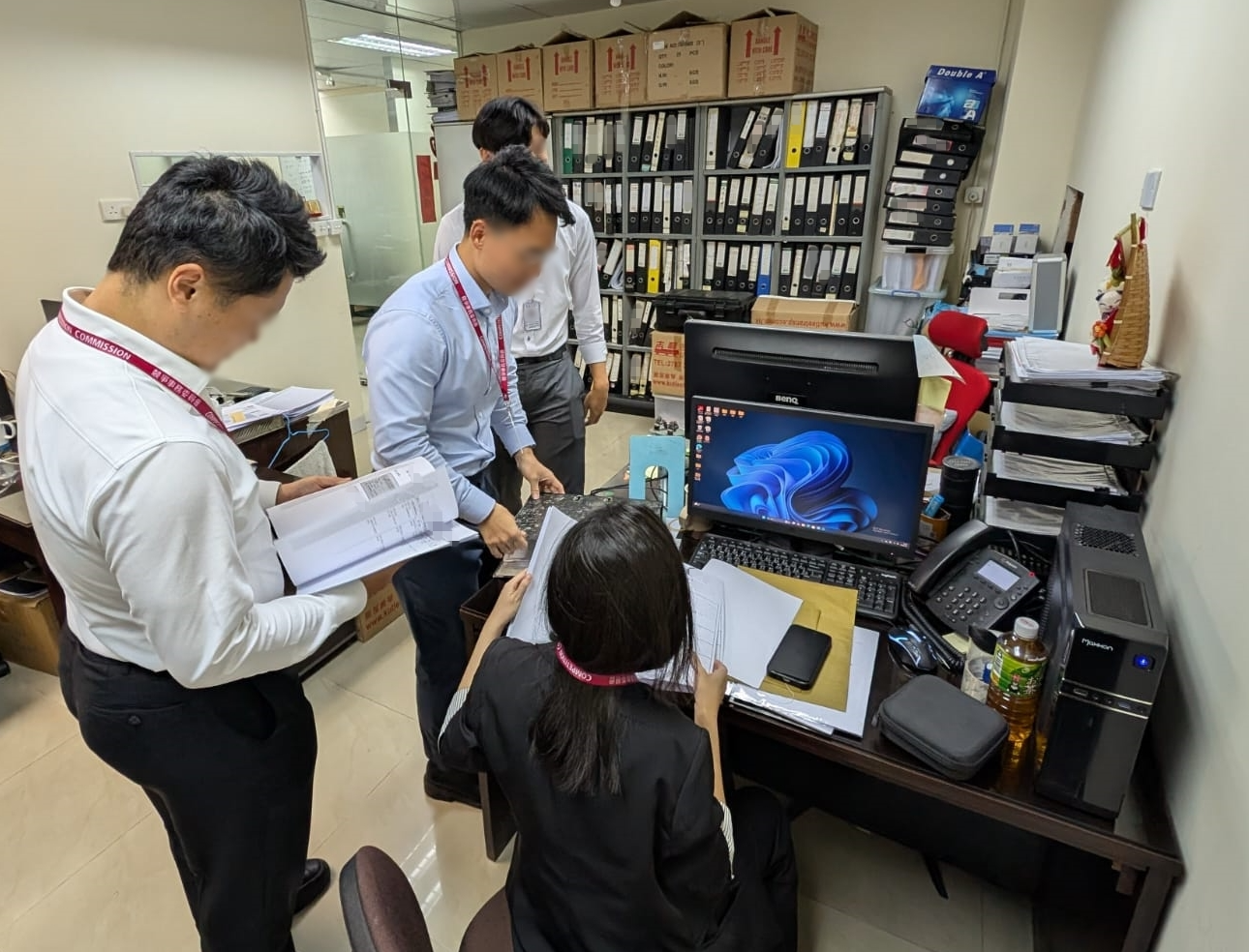 競爭事務委員會一連兩日就一宗涉及樓宇維修的圍標案件展開執法行動，根據法庭手令搜查了19個處所，包括九間工程承辦商的辦公室，以及涉案人士的住所。案件涉及港、九、新界多區共25個工程項目，初步估計合約總值逾六億港元。(競爭事務委員會)