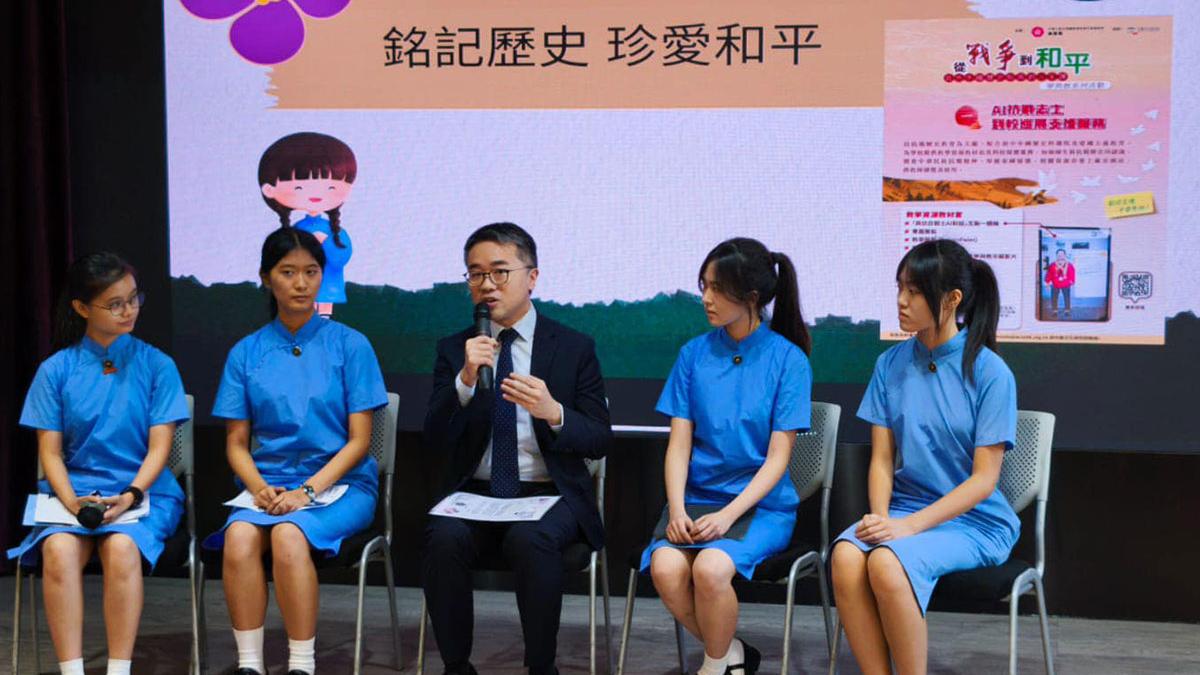 施俊輝(中)到訪九龍真光中學，了解如何通過AI技術推動抗戰歷史教育。(施俊輝FB)