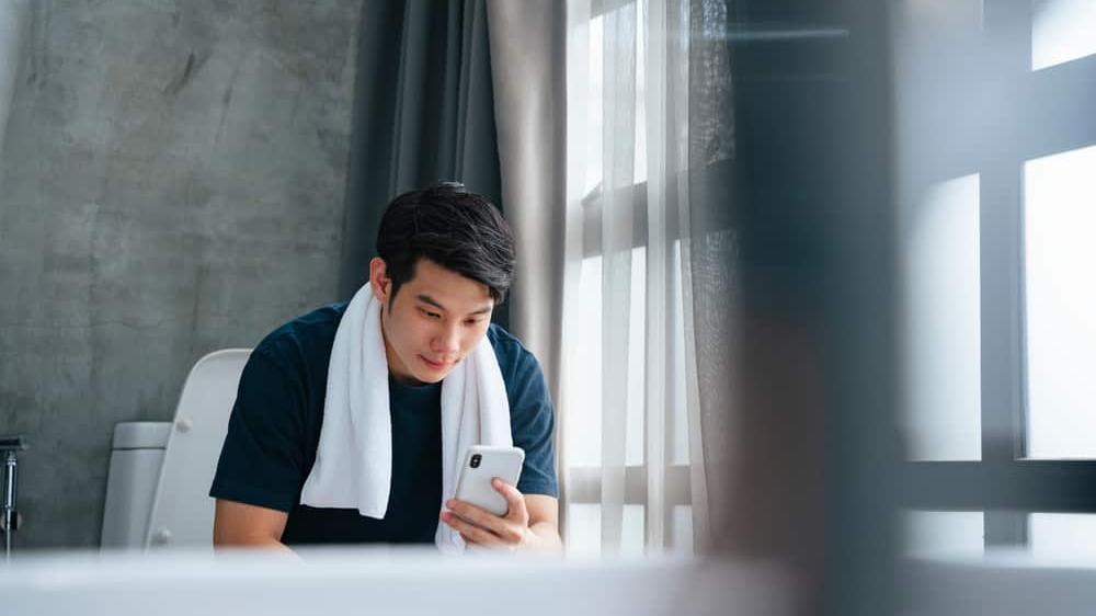 痔瘡通常與久坐有關，尤其當人們坐在馬桶上，臀部的位置比坐在椅子上時更低，長時間下來可能導致血液在直腸中堆積，加上骨盆底缺乏支撐，痔瘡風險就有可能增加。