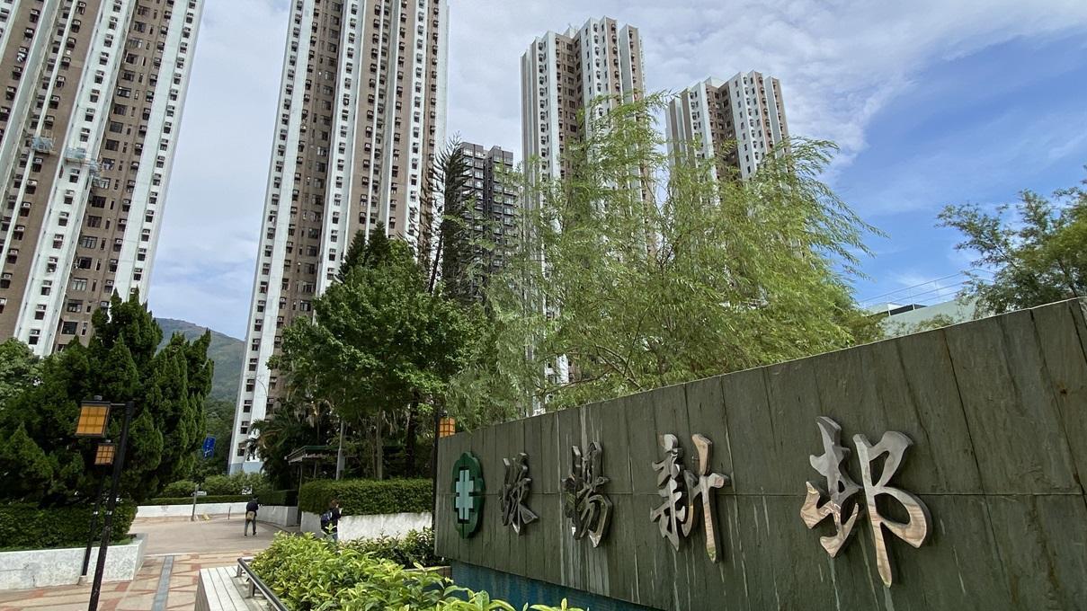 有租客見樺加沙颱風逼近，加快租樓步伐，睇樓一日即租荃灣綠楊新邨兩房。