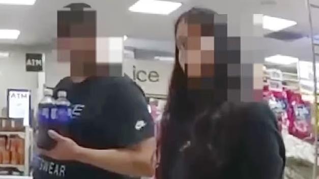 女子當日與帕隆比一起到便利店買東西，店員察覺女子在做手勢，向他求救。(互聯網)