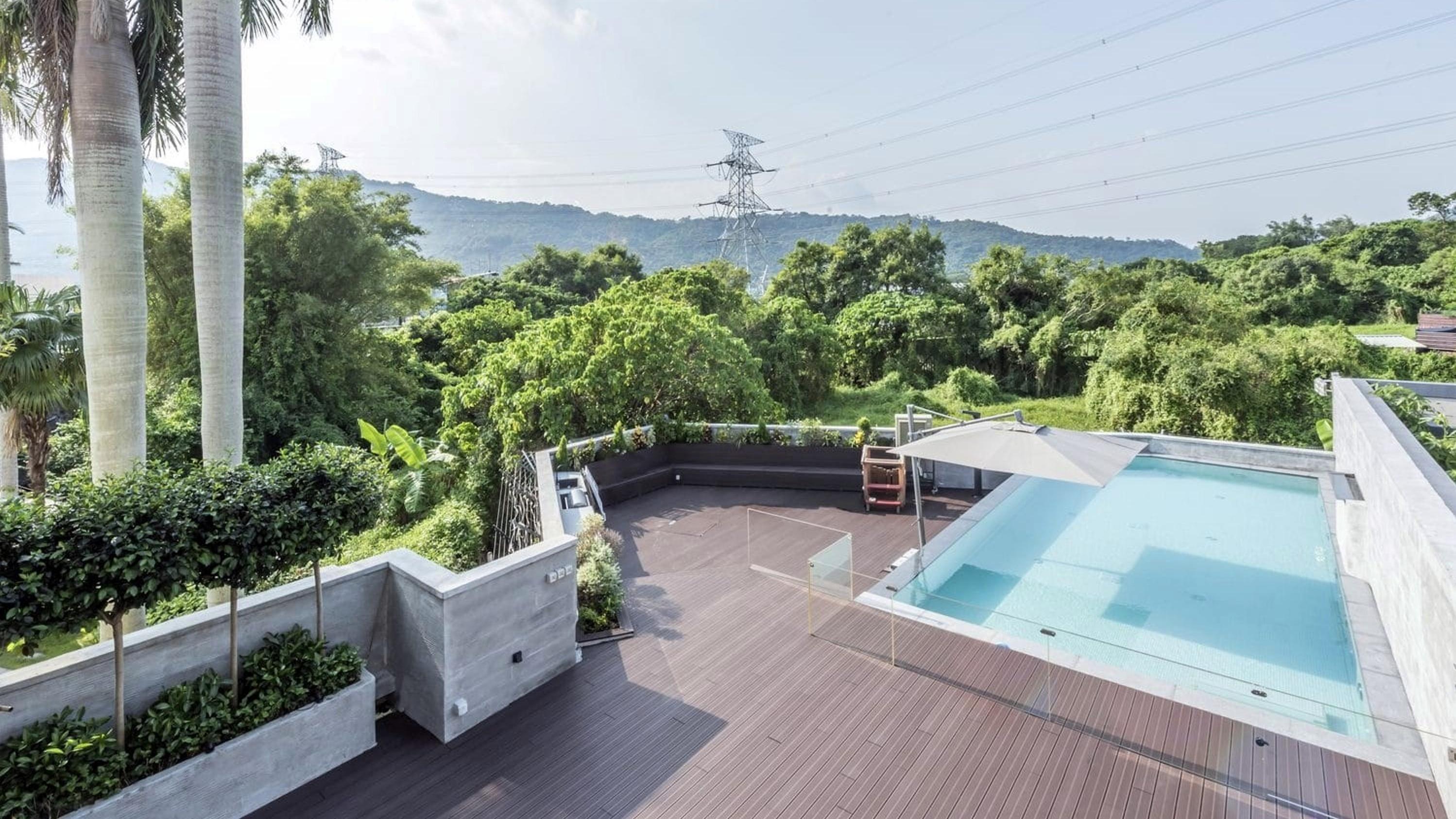 康樂園雙號屋洋房自設私人泳池，四周被山巒包圍，居住環境非常舒適。