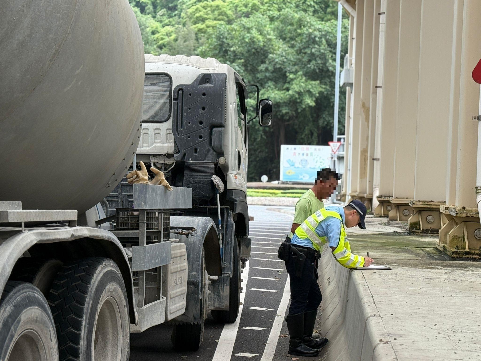 警將軍澳打擊非法改裝或殘缺車輛，設驗車官即場檢驗。(警方圖片)