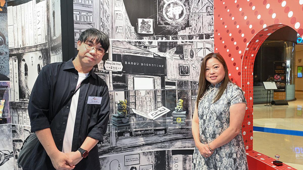 羅淑佩(右)與專誠赴當地參展的漫畫家交流。(羅淑佩FB)