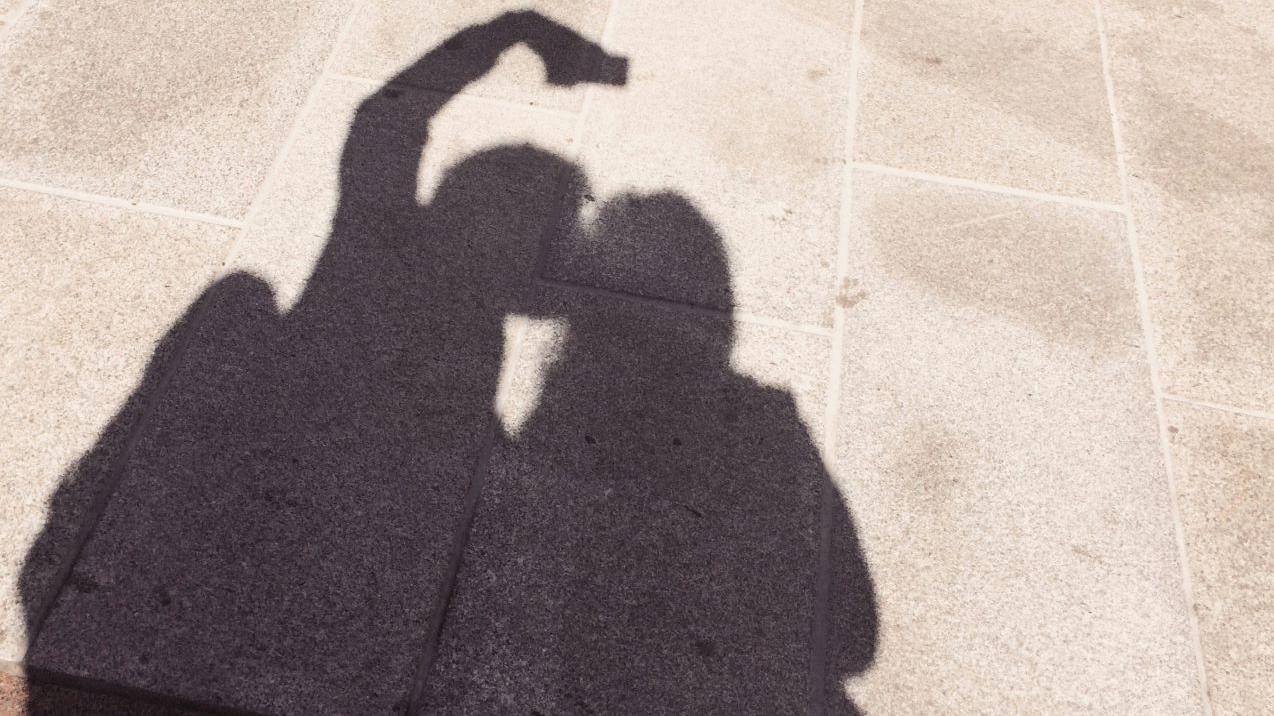 六旬漢1340萬贈年輕35年第三者　原配以「夫妻共有財產」為由求償還。（示意圖／unsplash）