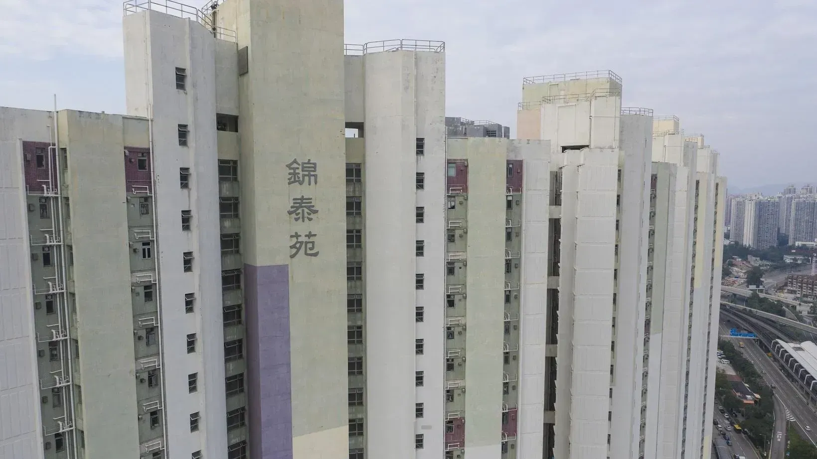 馬鞍山居屋錦泰苑居二市場兩房，以408萬元易手，7年蒸發132萬元。