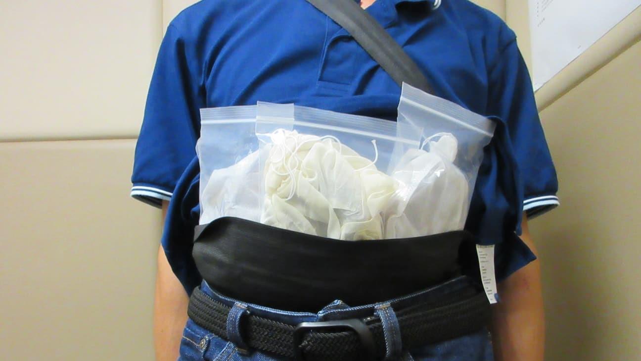 男子腰纏3隻蜥蝪入境被捕。