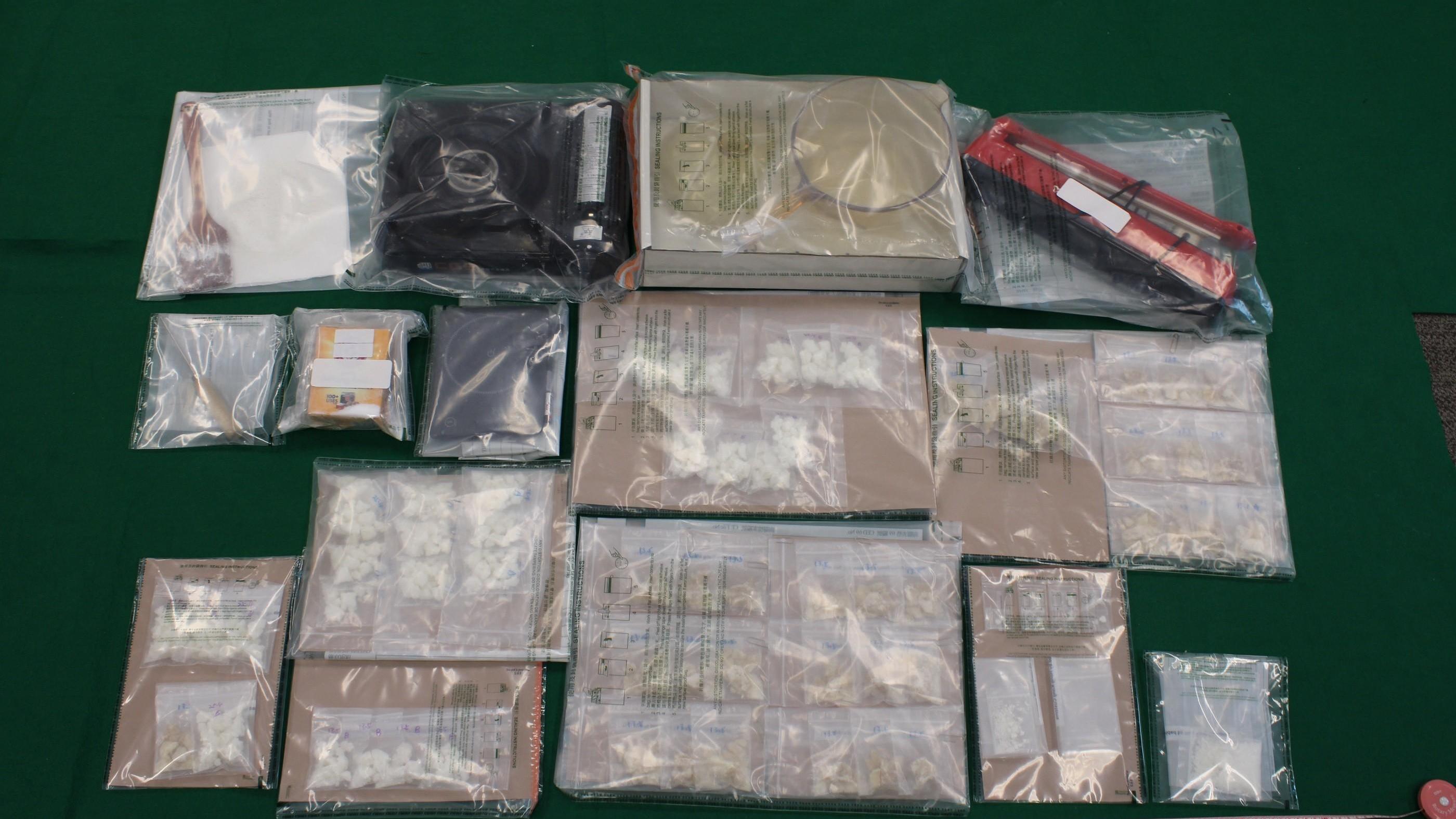 海關檢獲約1.2公斤懷疑霹靂可卡因，市值約為120萬元，以及一批懷疑製毒和毒品包裝工具(政府新聞處)