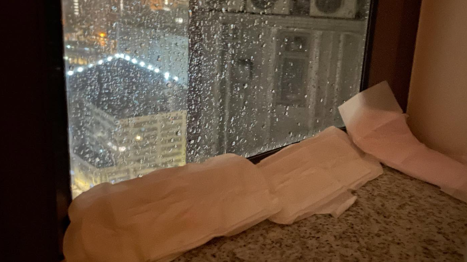 颱風樺加沙襲港，窗戶滲水出動M巾(Threads圖片)