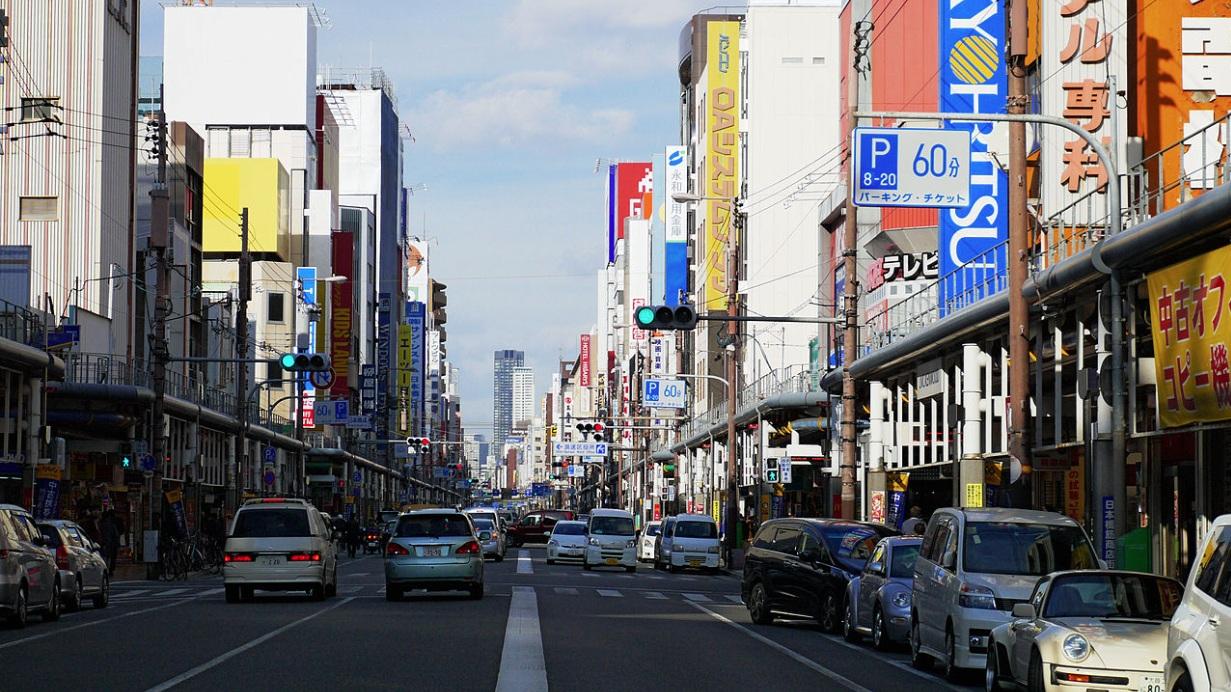 圖為大阪日本橋一帶的電器街。(互聯網)