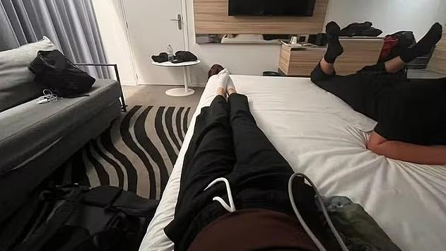 女事主拍下當日與另外一男一女乘客同房的情況，床上左邊是女事主，右邊是德國女子，巴西男子同意睡在梳化。(互聯網)