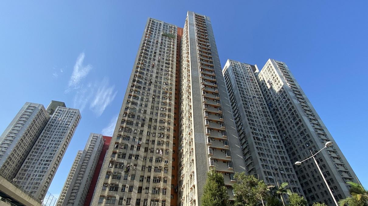 上車客睇中屯門居屋兆禧苑自由市場一房銀碼細，斥305萬元承接。