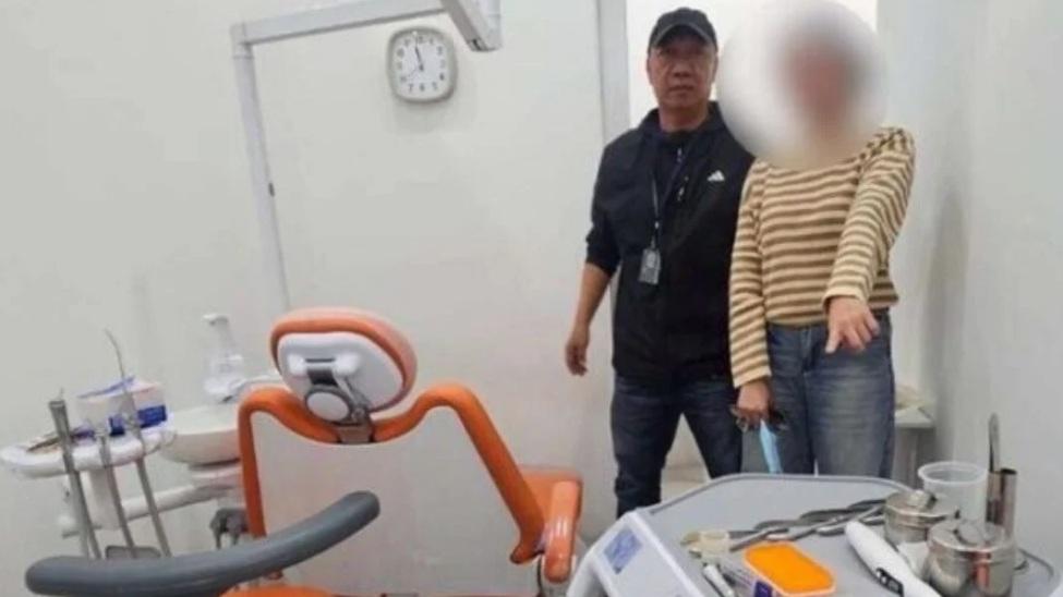 女子(右)涉嫌無牌行醫，半年間幫逾1000名病人治牙，最終在診所被捕。(互聯網)