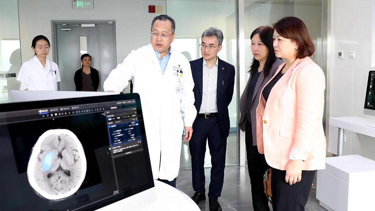 李夏茵(右一)率團參觀首都醫科大學附屬北京天壇醫院。(政府新聞處)