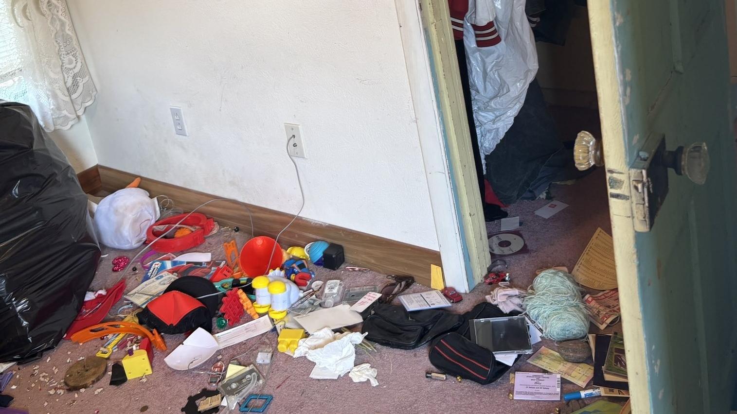 女房客在屋裡留下大量垃圾，亂七八糟。(互聯網)