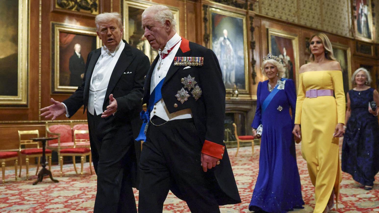 梅拉妮亞（二排右）一襲亮黃色禮服，出席英國國宴。（圖／美聯社）