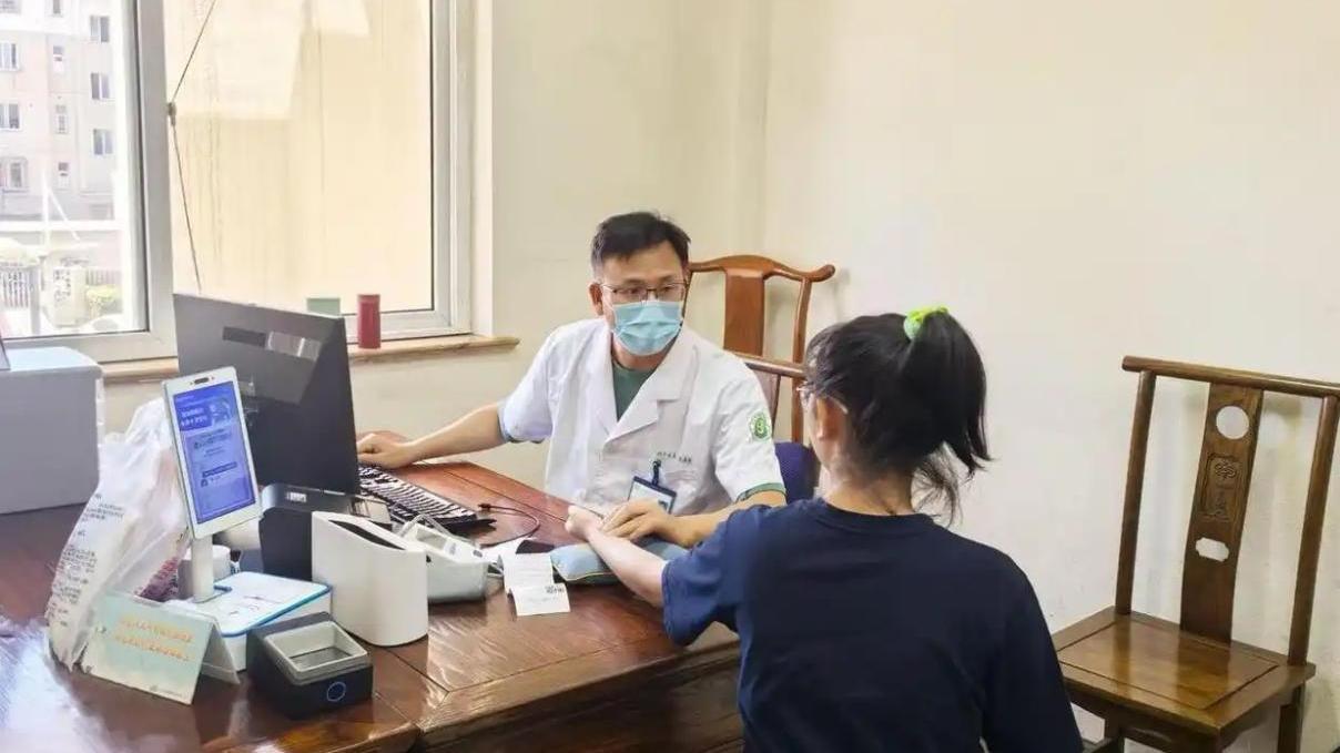 14歲少女小敏只要一上課就發燒，母親帶她看中醫。（圖／翻攝錢江晚報）