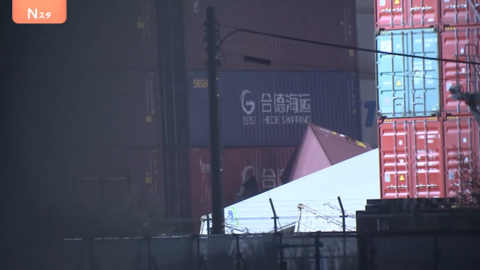 東京港貨櫃碼頭發生貨櫃倒塌致命事故。