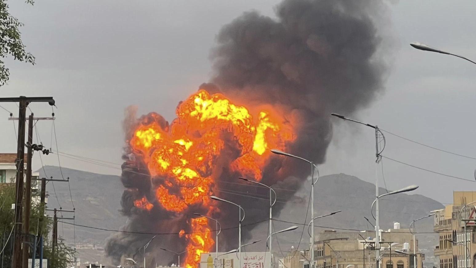 9月10日，以色列空襲沙那後，一地火光四起濃煙滾滾。（圖／美聯社）