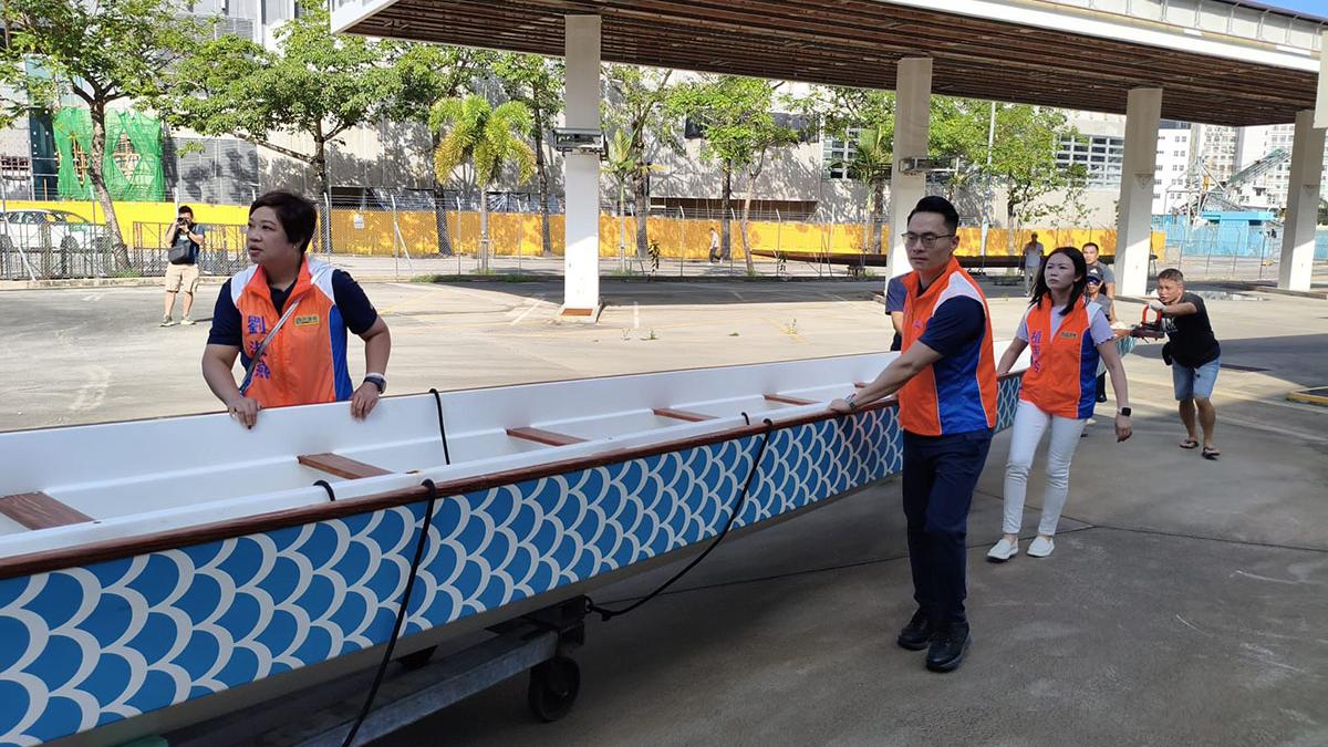 梁熙(左二)等協助把停泊在柴灣貨物裝卸區的社區龍舟，移至附近一處閒置土地。(梁熙FB)