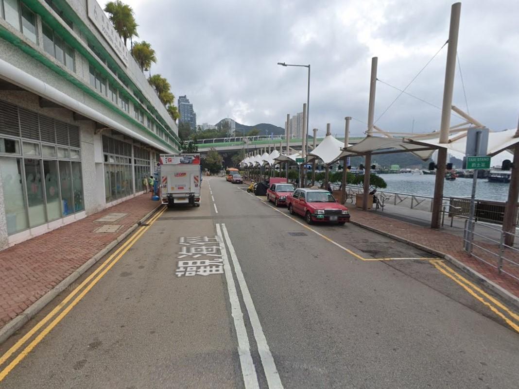 香港仔大廈紙皮石高處墜下，六旬翁腳擦傷送院。(Google街景截圖)