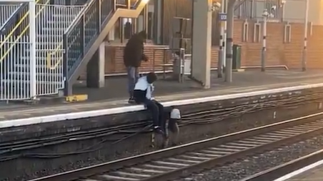 女子手機跌路軌「好心青年」爬落月台幫撿 執完拎走據為己有(有片)