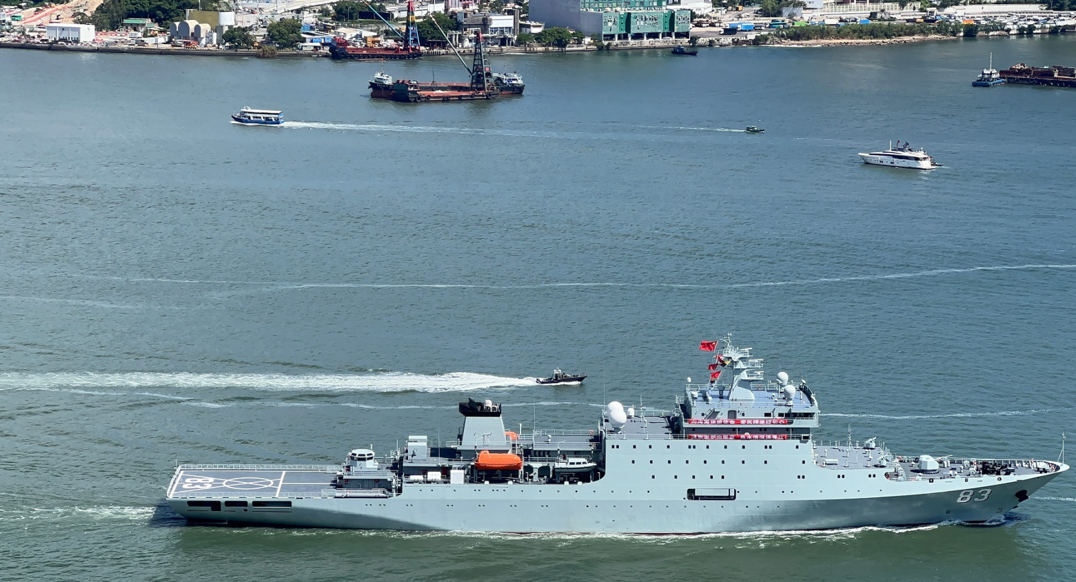 戚繼光艦離開香港。（中通社）