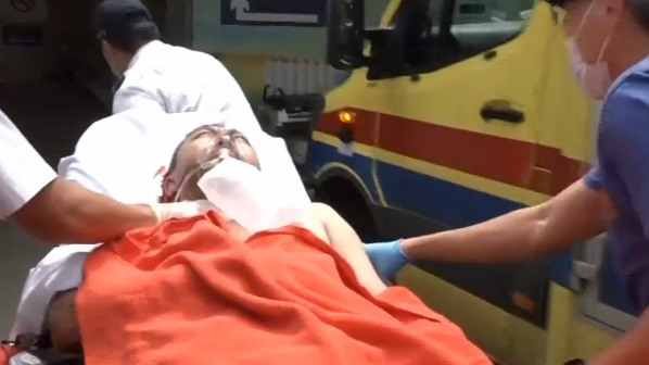 紅磡海心公園兩名男子遭人用刀襲擊重傷，其中一人中刀昏迷，警方搜捕施襲者。(有線新聞畫面)