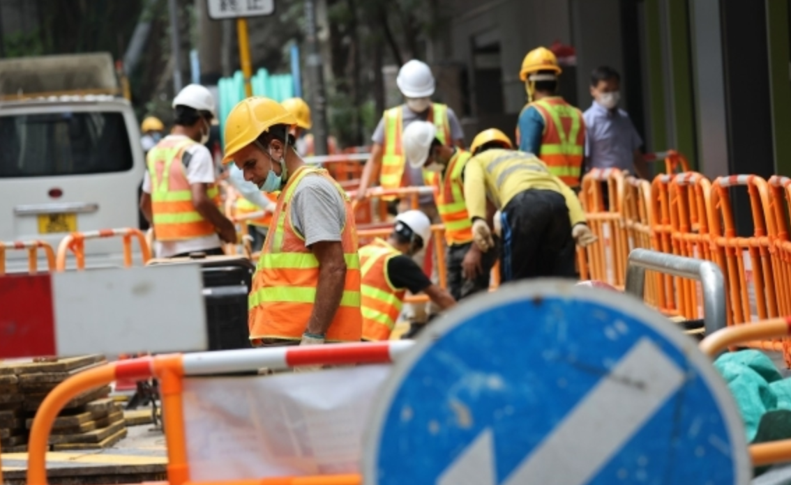 新一份《施政報告》提出措施保障本地勞工優先就業。  (中通社資料圖片)