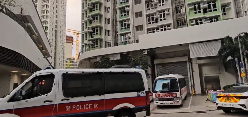 屯門菁田邨有照顧者身故，殘疾妻子無恙送院檢查。 (有線新聞畫面)