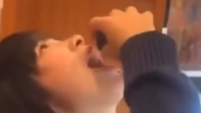 少女在迴轉壽司店內從豉油樽飲豉油。(影片截圖)