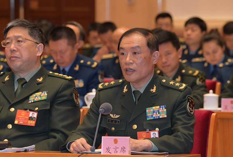 中共軍委副主席何衛東（右），已被開除黨籍軍籍。圖為何衛東2018年3月在「兩會」發言。（國防部官網）