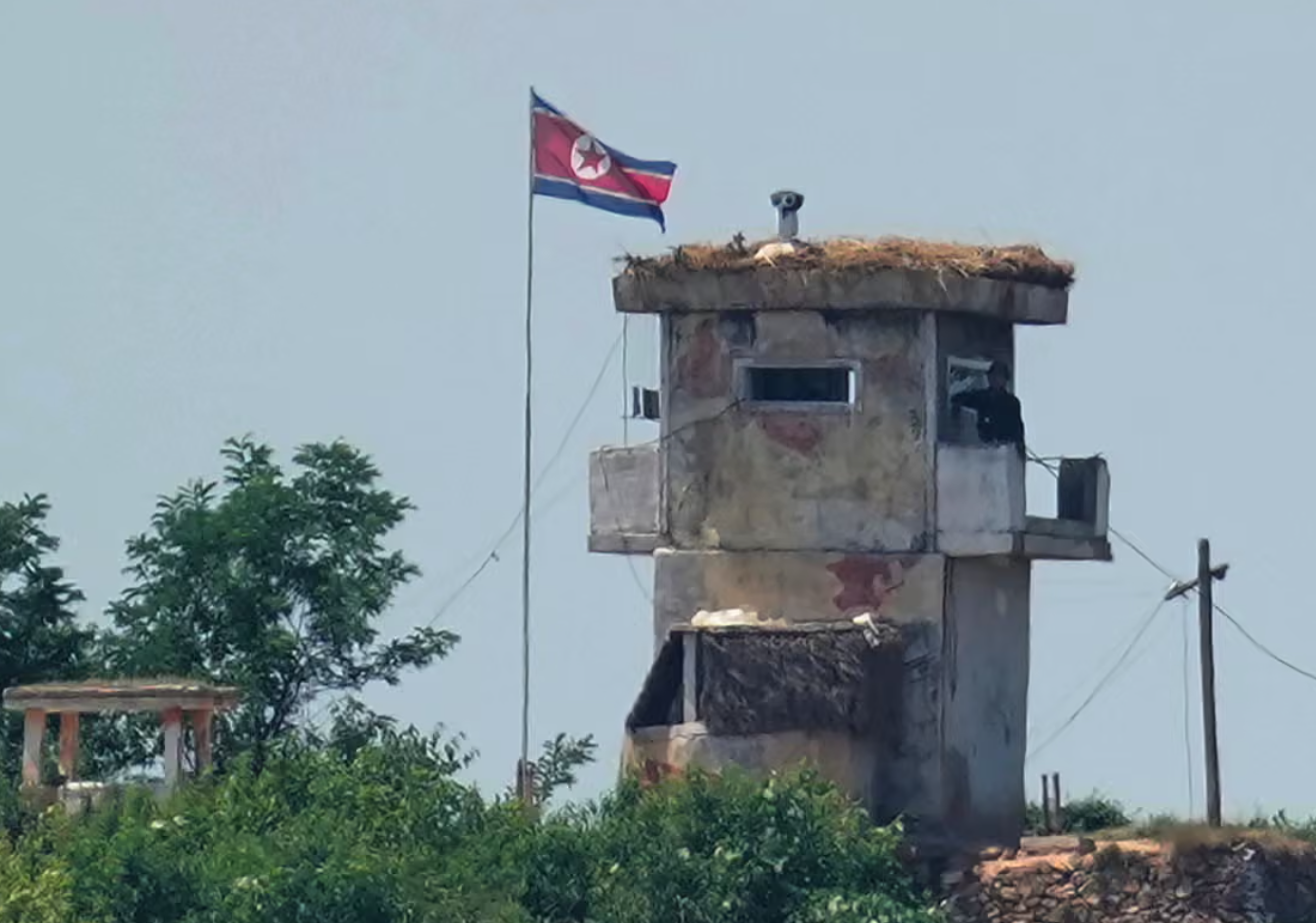 南韓軍方周日(19日)表示，一名北韓軍人越過兩韓軍事分界線南下進入南韓，並表明歸順意願。   (美聯社資料圖片)