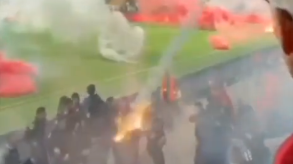 以色列特拉維夫打吡大批球迷投擲煙霧彈及煙花入球場。(影片截圖)